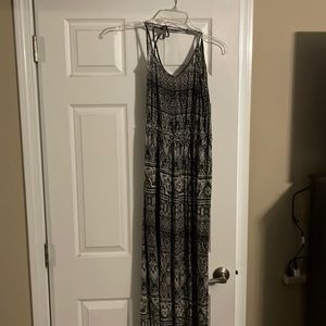 Super cute black and white hole links maxi dress with a split strapy back